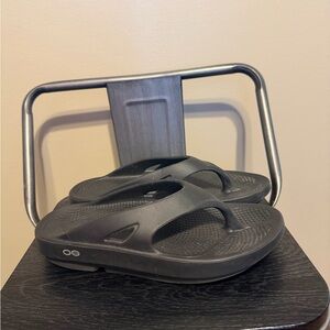 OOFOS Black Recovery Flip Flops Sandals Women’s 8 EU 39